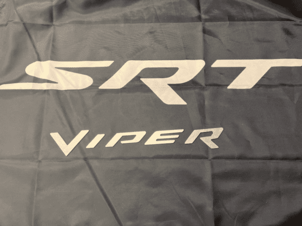 A black and white picture of the srt viper logo.